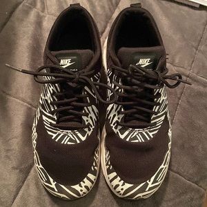 Nike Air Max Thea size 6 Black and White